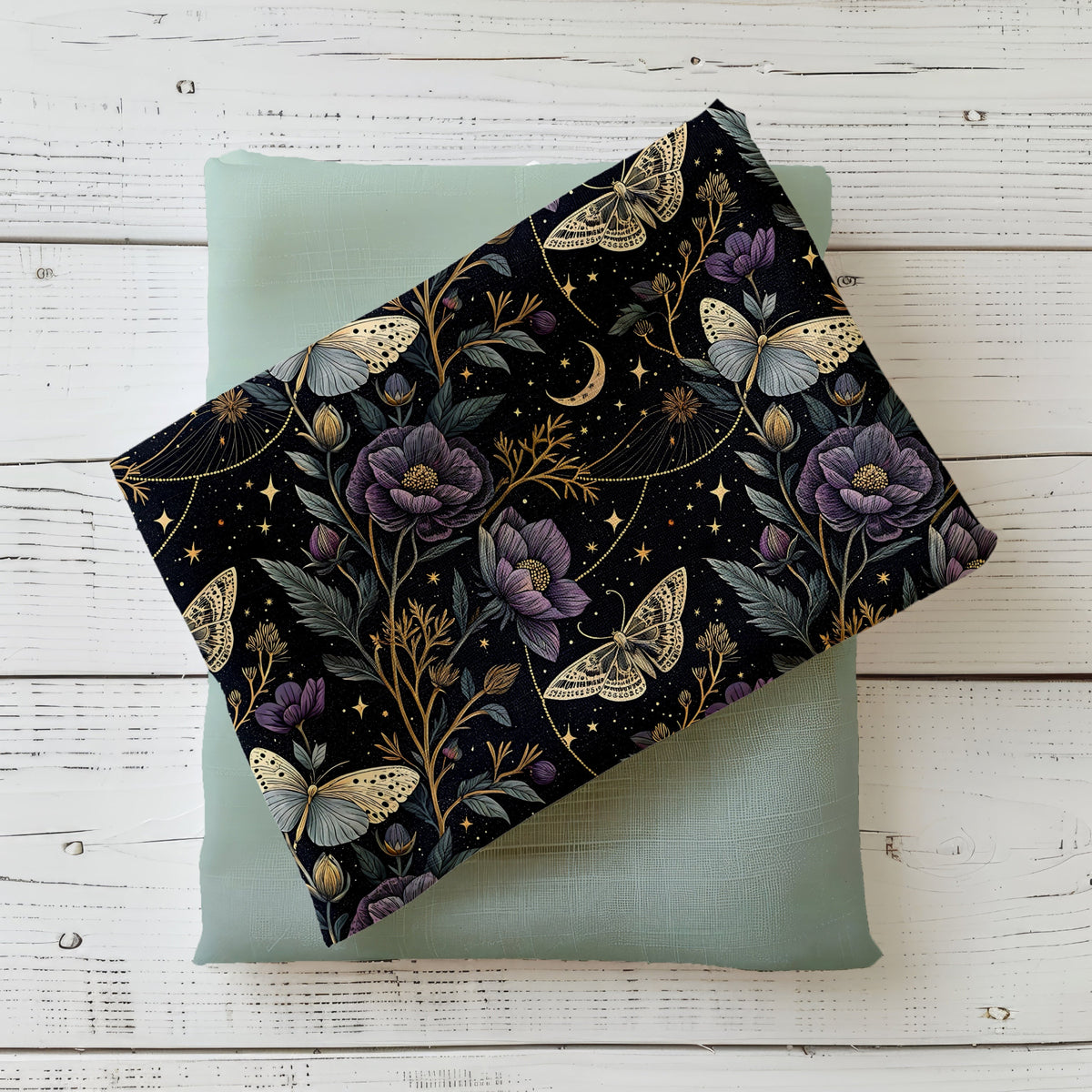 French Terry Sternenblüte mit Nachtfaltern, Blüten, Mond und Sternen in Violett, Creme und Gold auf Dunkelblau