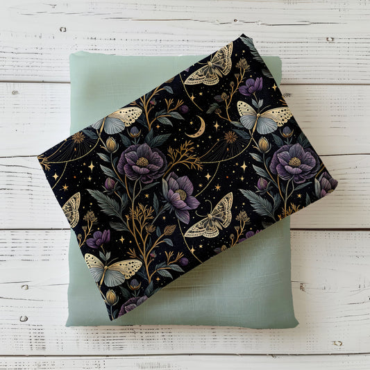 French Terry Sternenblüte mit Nachtfaltern, Blüten, Mond und Sternen in Violett, Creme und Gold auf Dunkelblau