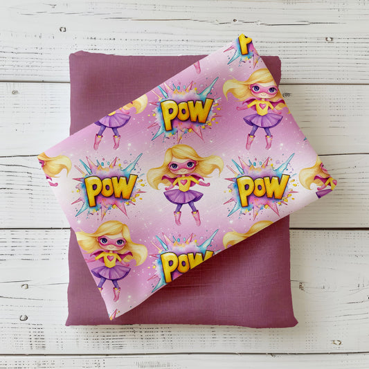 Power-Kinderstoff mit pinkem Superhelden-Motiv auf weichem Jersey.