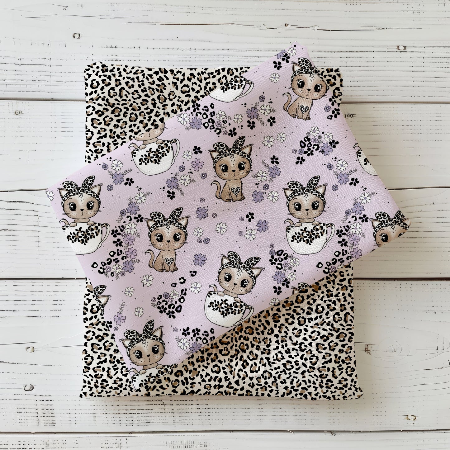 Fliederfarbener Stoff mit niedlichen Kätzchen in Tassen und Leo-Schleifchen, kombiniert mit Leomuster-Jersey – Design „Tassenkitty“ von Katzengold-Designs.