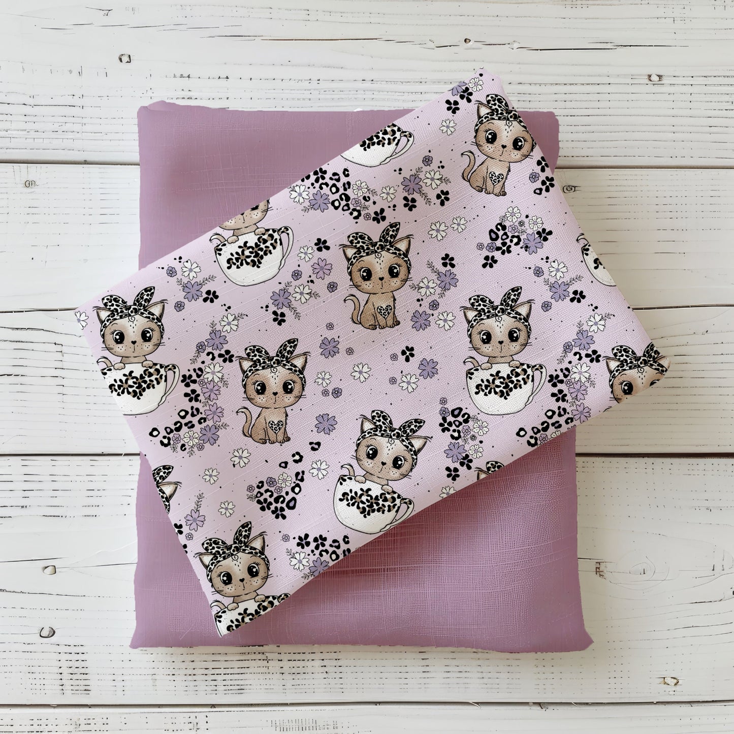 Fliederfarbener Stoff mit süßen Katzen, Blüten und Tassen-Motiven – Design „Tassenkitty“ von Katzengold-Designs, kombiniert mit passendem Unistoff.