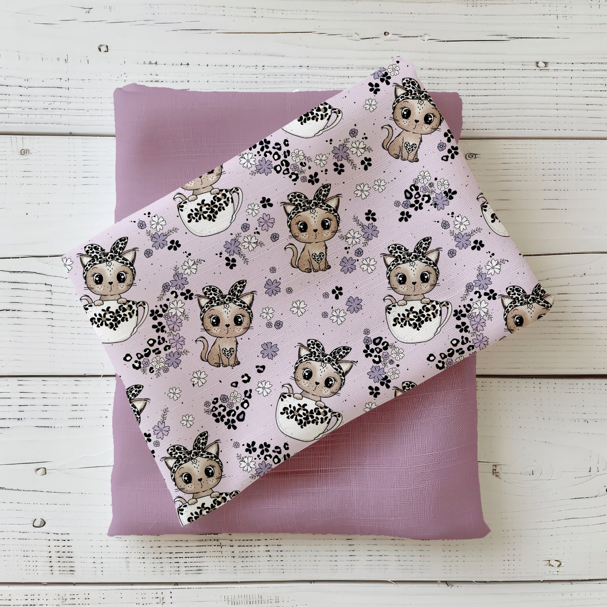 Fliederfarbener Stoff mit süßen Katzen, Blüten und Tassen-Motiven – Design „Tassenkitty“ von Katzengold-Designs, kombiniert mit passendem Unistoff.