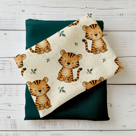 Kinderstoff mit niedlichem Tiger auf hellem Hintergrund mit kleinen Blättern