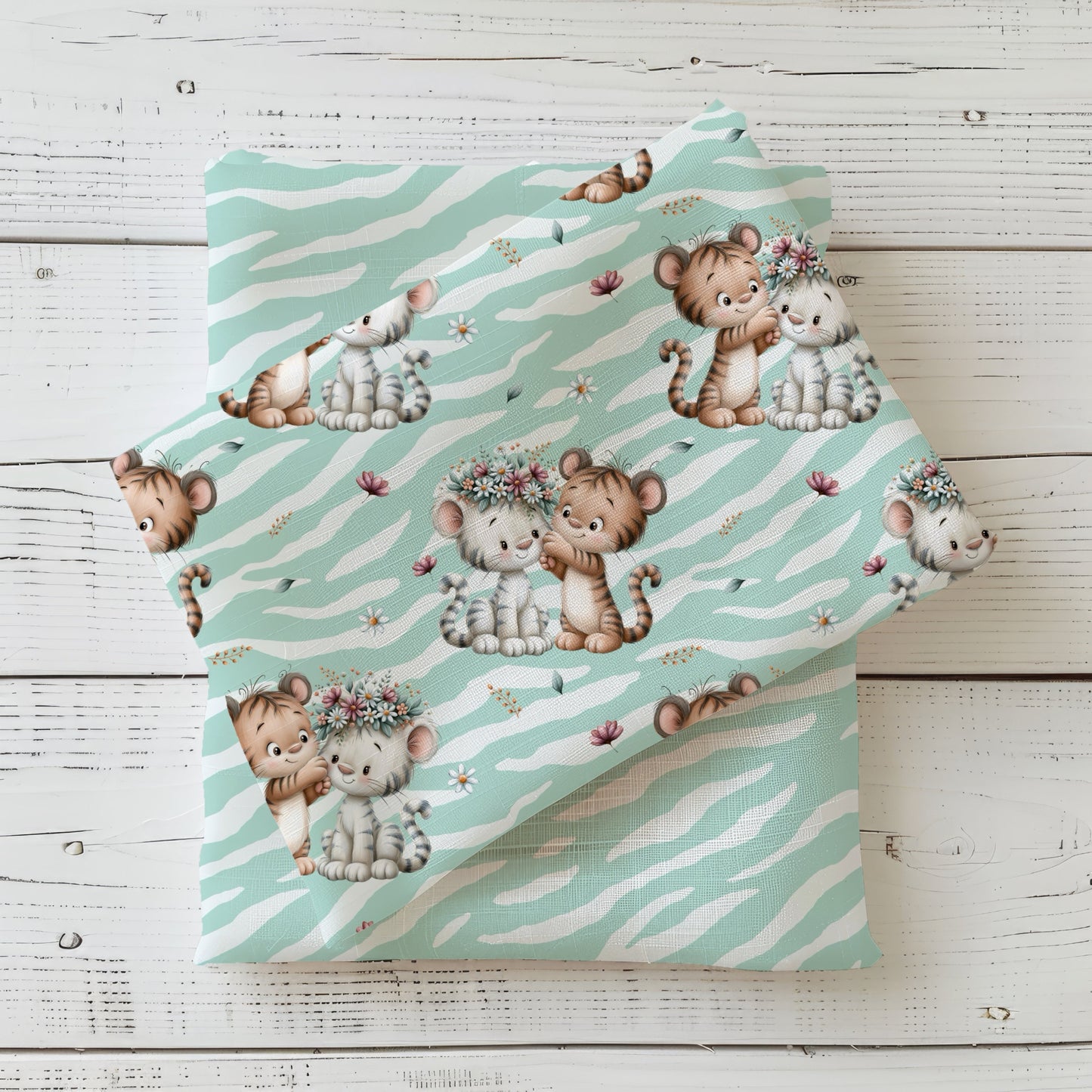Stoff „Tigerfreunde“ mit zwei niedlichen Tigern, Blumenkranz und Blüten auf mintfarbenem Zebrastreifen-Hintergrund.