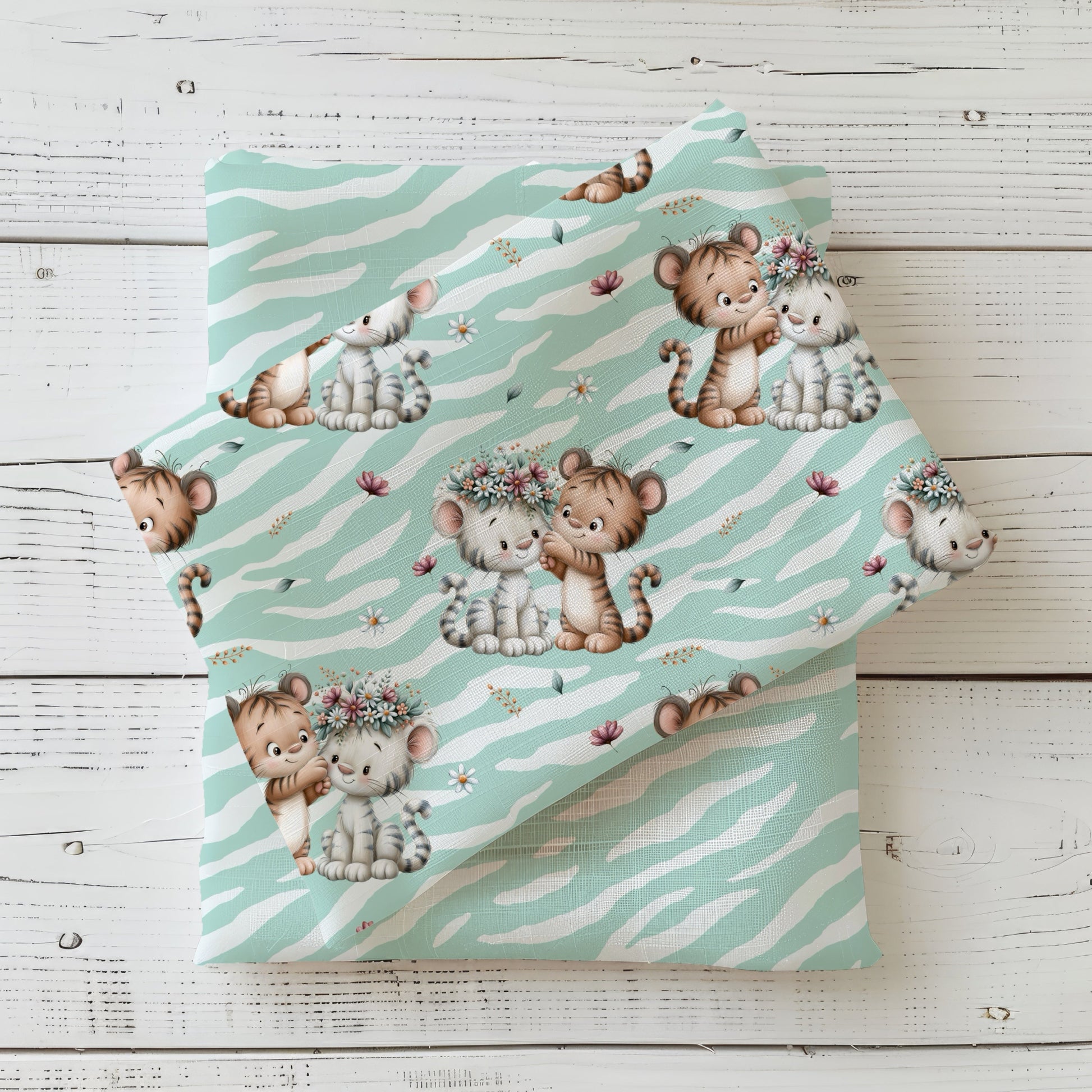 Stoff „Tigerfreunde“ mit zwei niedlichen Tigern, Blumenkranz und Blüten auf mintfarbenem Zebrastreifen-Hintergrund.