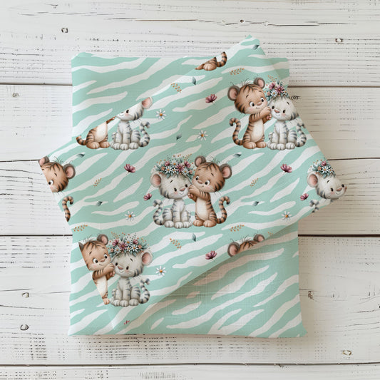 Stoff „Tigerfreunde“ mit zwei niedlichen Tigern, Blumenkranz und Blüten auf mintfarbenem Zebrastreifen-Hintergrund.