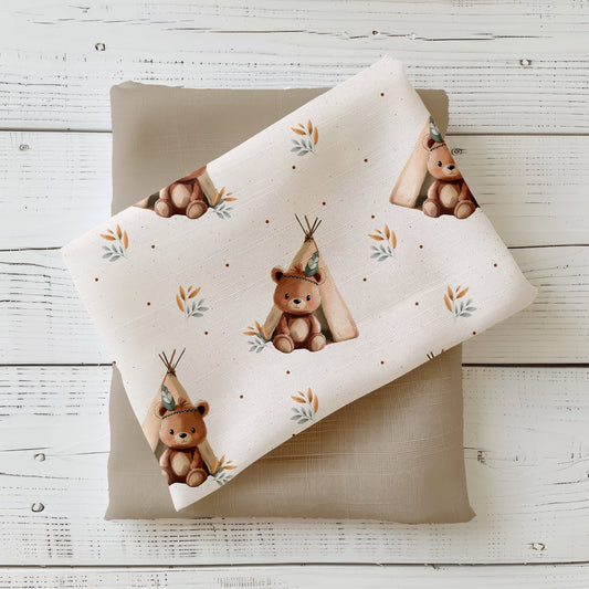 Mockup: Stoff „Bär mit Tipi“ – heller Grund mit kleinen Bären vor Tipi, zarten Zweigen und Sprenkeln; Stoffkachel diagonal auf passendem Uni in Sand/Beige als Kombi.