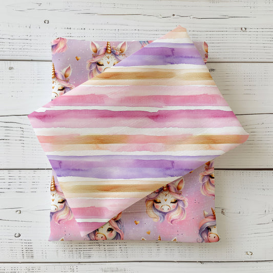 Unicorn Day Kombi Stoff mit Aquarellstreifen in Rosa, Flieder und Gold dekorativ auf hellem Holzhintergrund drapiert