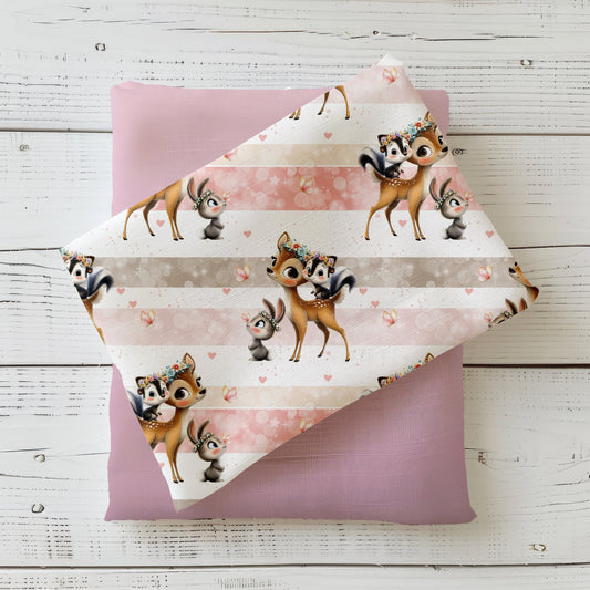 Gefalteter Kinderstoff mit dem Design „Waldfreunde“-Stoff mit Reh, Waschbär und Eichhörnchen.