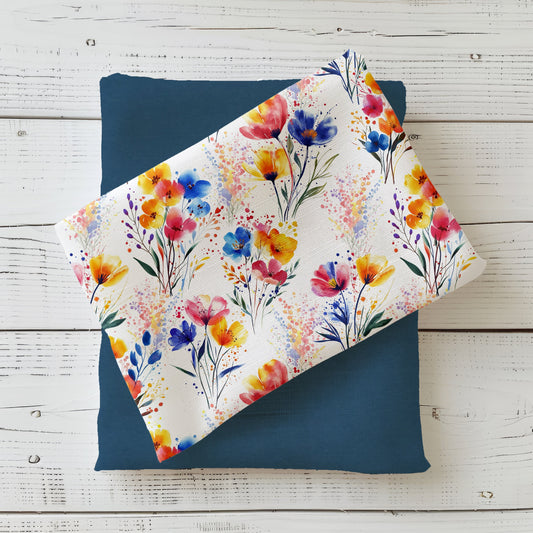 Ripp-Jersey „Watercolor Flowers“ – handgemalte Aquarellblüten in Blau, Gelb & Rosé auf Weiß; kombiniert mit Uni in Terracotta/Apricot
