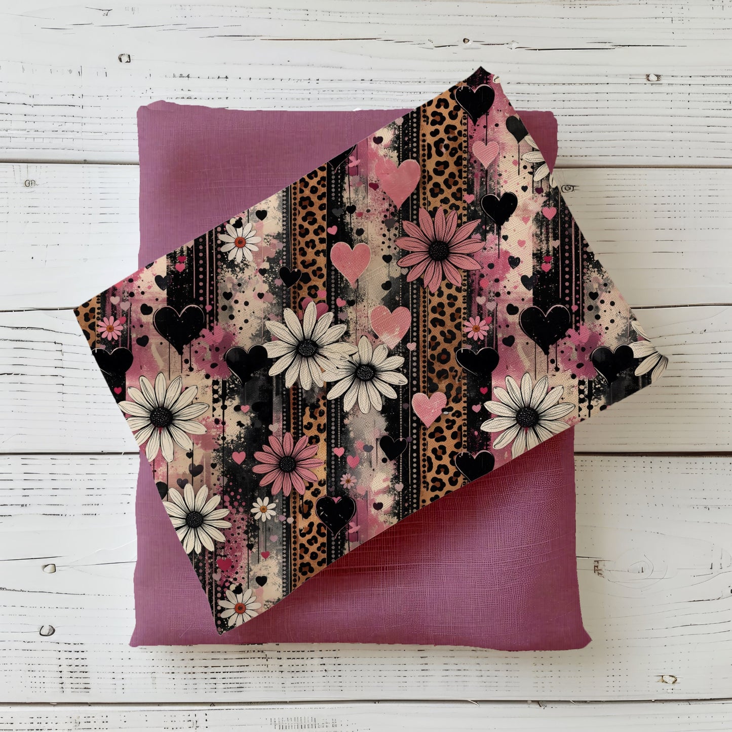 Wild Hearts Stoffdesign mit Herzen, Blüten und Leo-Muster in Altrosa, Schwarz und Creme kombiniert mit passendem Uni-Stoff in Mauve