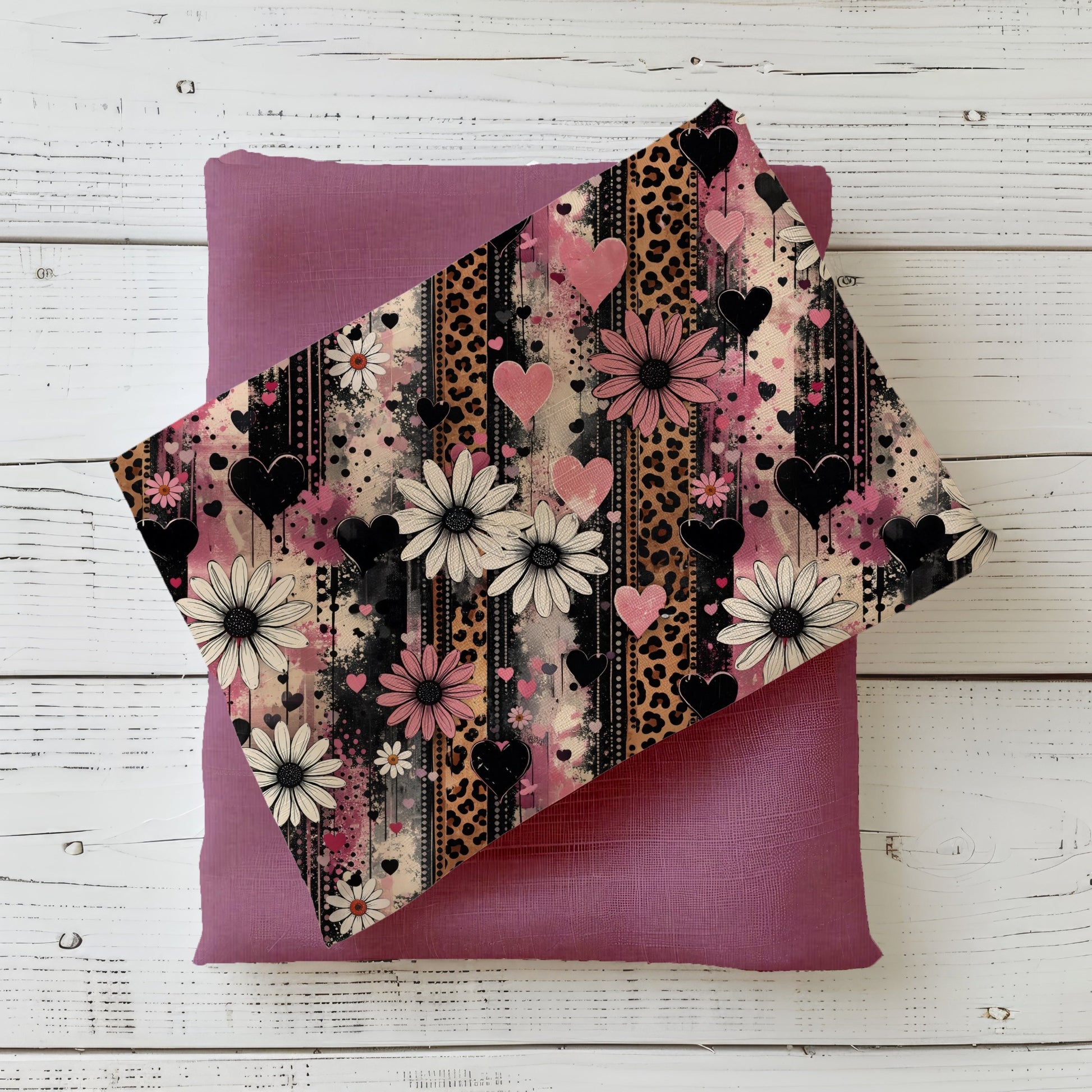 Wild Hearts Stoffdesign mit Herzen, Blüten und Leo-Muster in Altrosa, Schwarz und Creme kombiniert mit passendem Uni-Stoff in Mauve