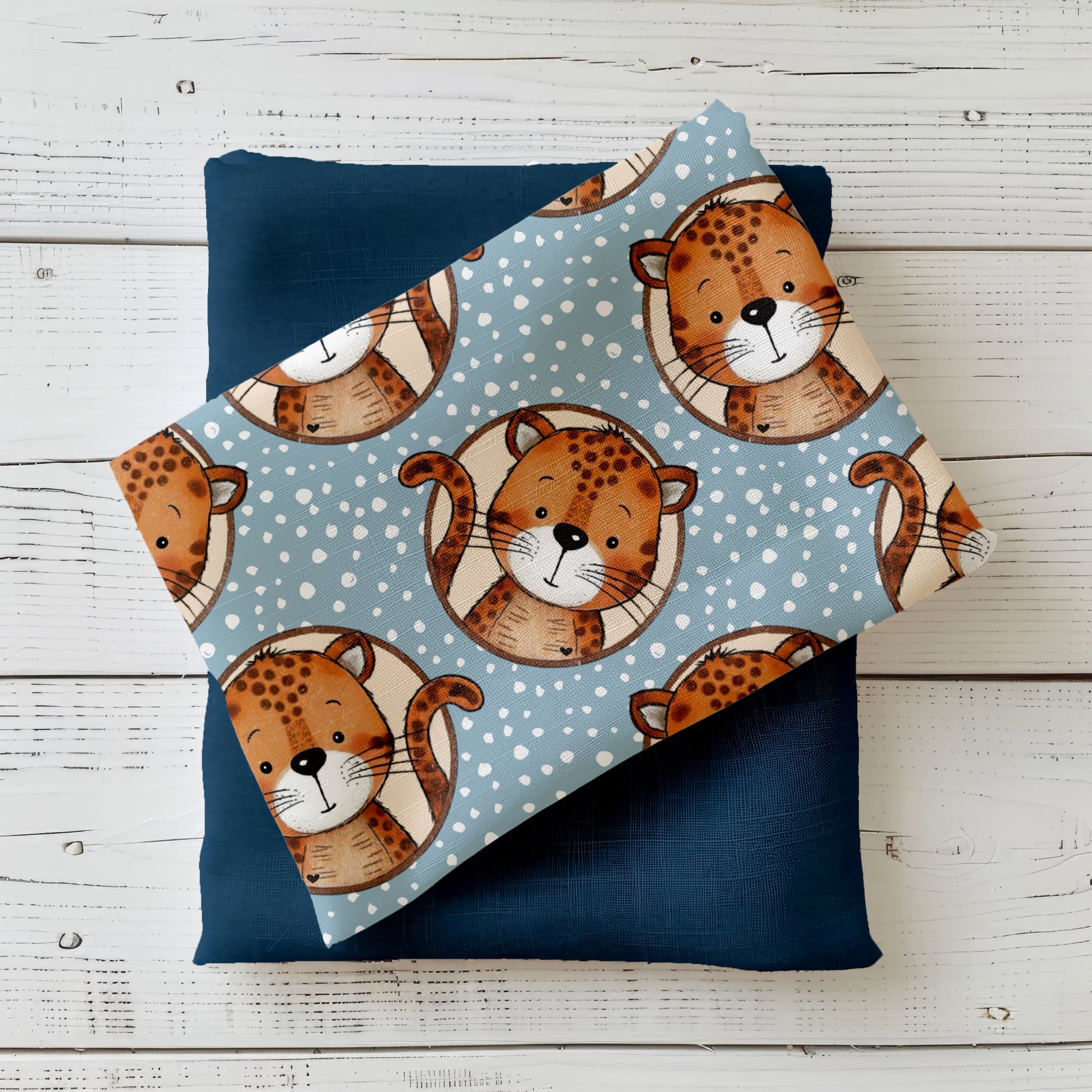Kinderstoff „Wild One“ mit freundlich illustriertem Leoparden auf blauem Hintergrund, Design von Binschens Designs, kombiniert mit Uni-Stoff.
