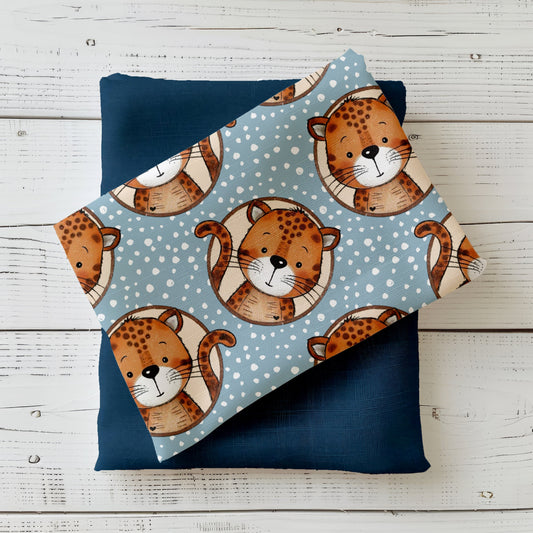 Kinderstoff „Wild One“ mit freundlich illustriertem Leoparden auf blauem Hintergrund, Design von Binschens Designs, kombiniert mit Uni-Stoff.
