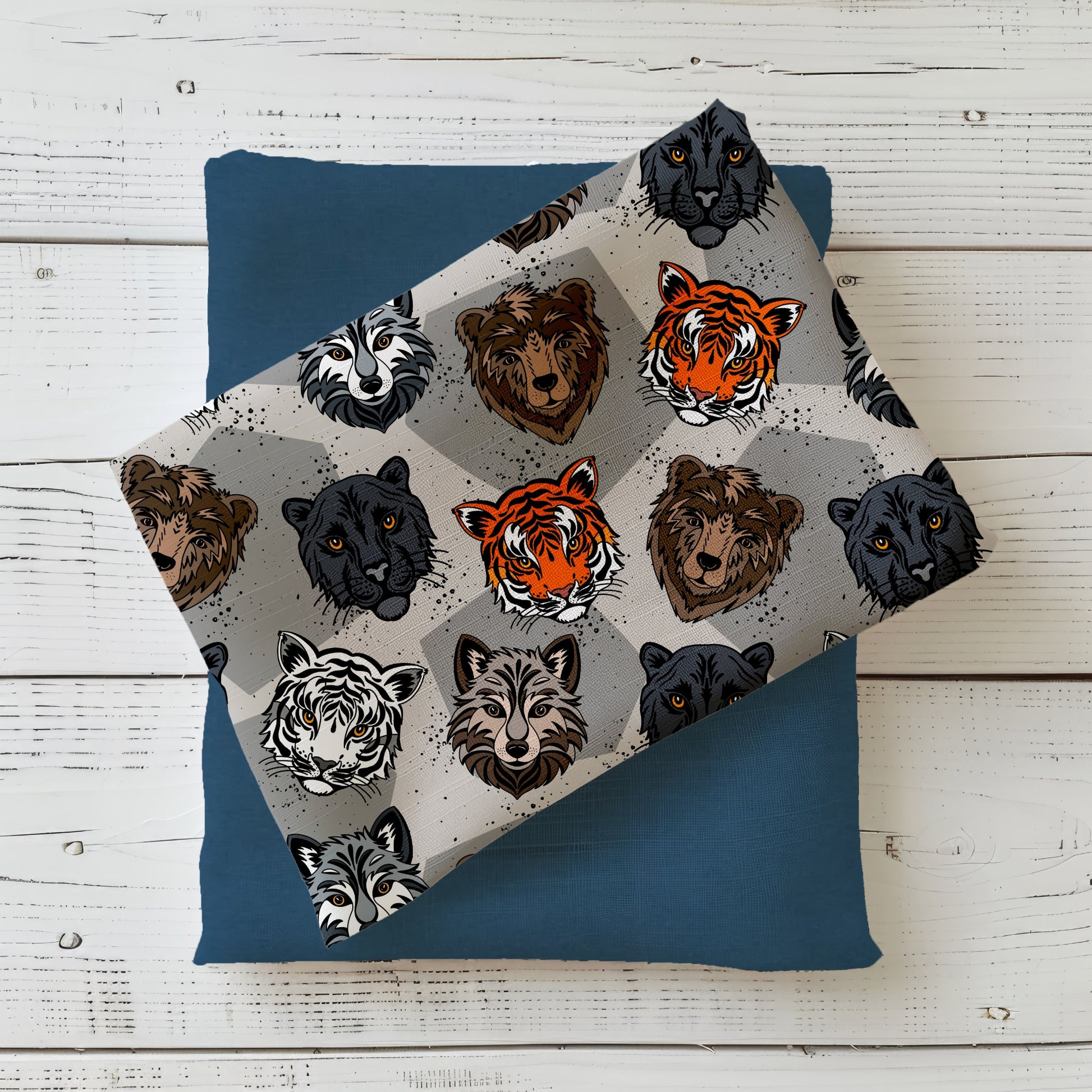 Mit „Wildlife“ holst du dir die Könige des Tierreichs auf deinen Stofftisch! Realistisch illustrierte Tiger, Panther, Wölfe und Bären im Katzengold-Design – perfekt für markante Nähprojekte, die Kraft und Naturverbundenheit ausstrahlen.