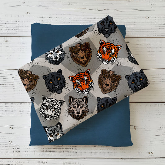 Mit „Wildlife“ holst du dir die Könige des Tierreichs auf deinen Stofftisch! Realistisch illustrierte Tiger, Panther, Wölfe und Bären im Katzengold-Design – perfekt für markante Nähprojekte, die Kraft und Naturverbundenheit ausstrahlen.
