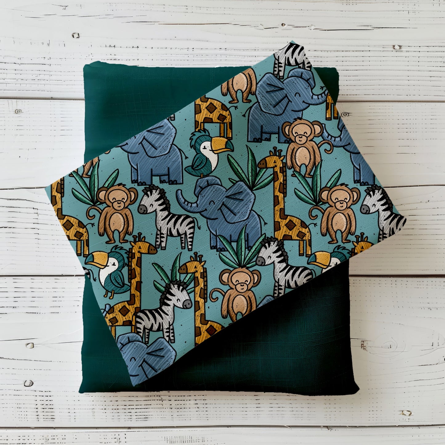 Wildtopia Kinderstoff Safari Tiere von Katzengold-Designs mit Elefanten, Zebras, Giraffen und Affen auf blauem Hintergrund mit passendem Uni-Stoff.