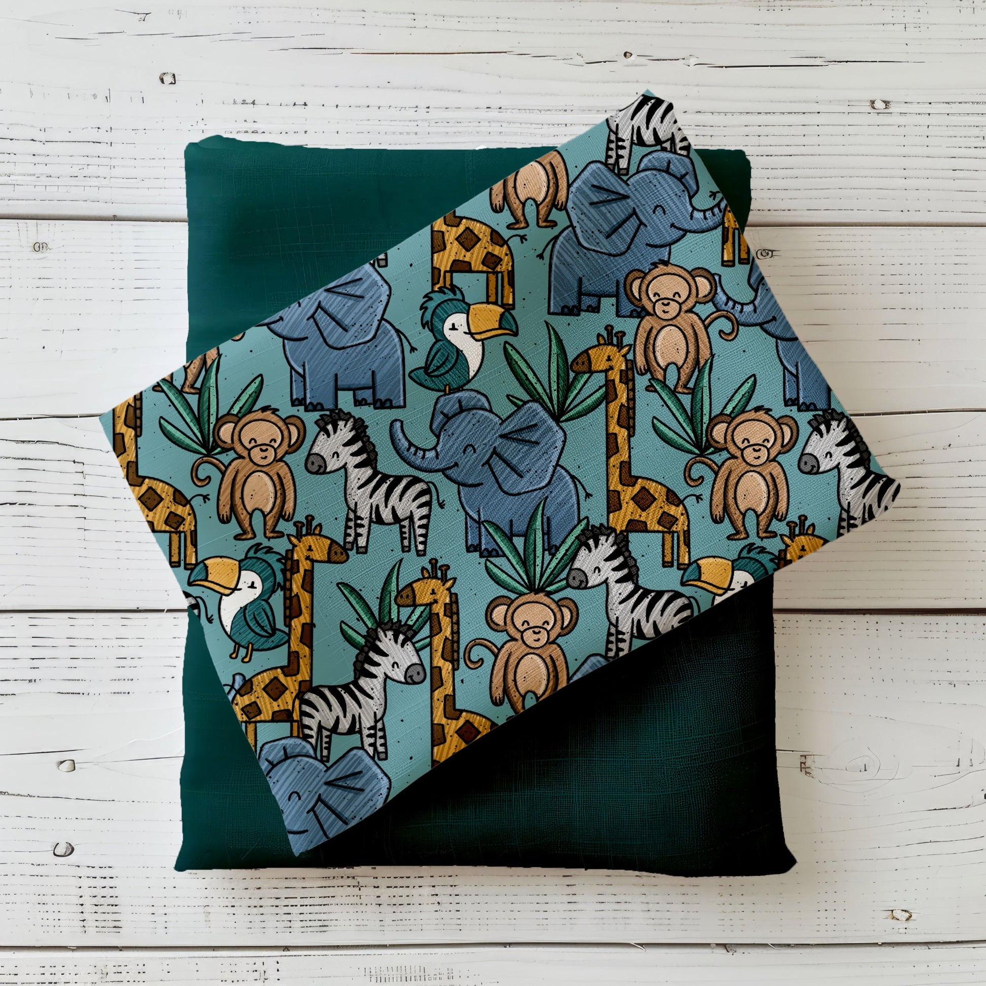 Wildtopia Kinderstoff Safari Tiere von Katzengold-Designs mit Elefanten, Zebras, Giraffen und Affen auf blauem Hintergrund mit passendem Uni-Stoff.