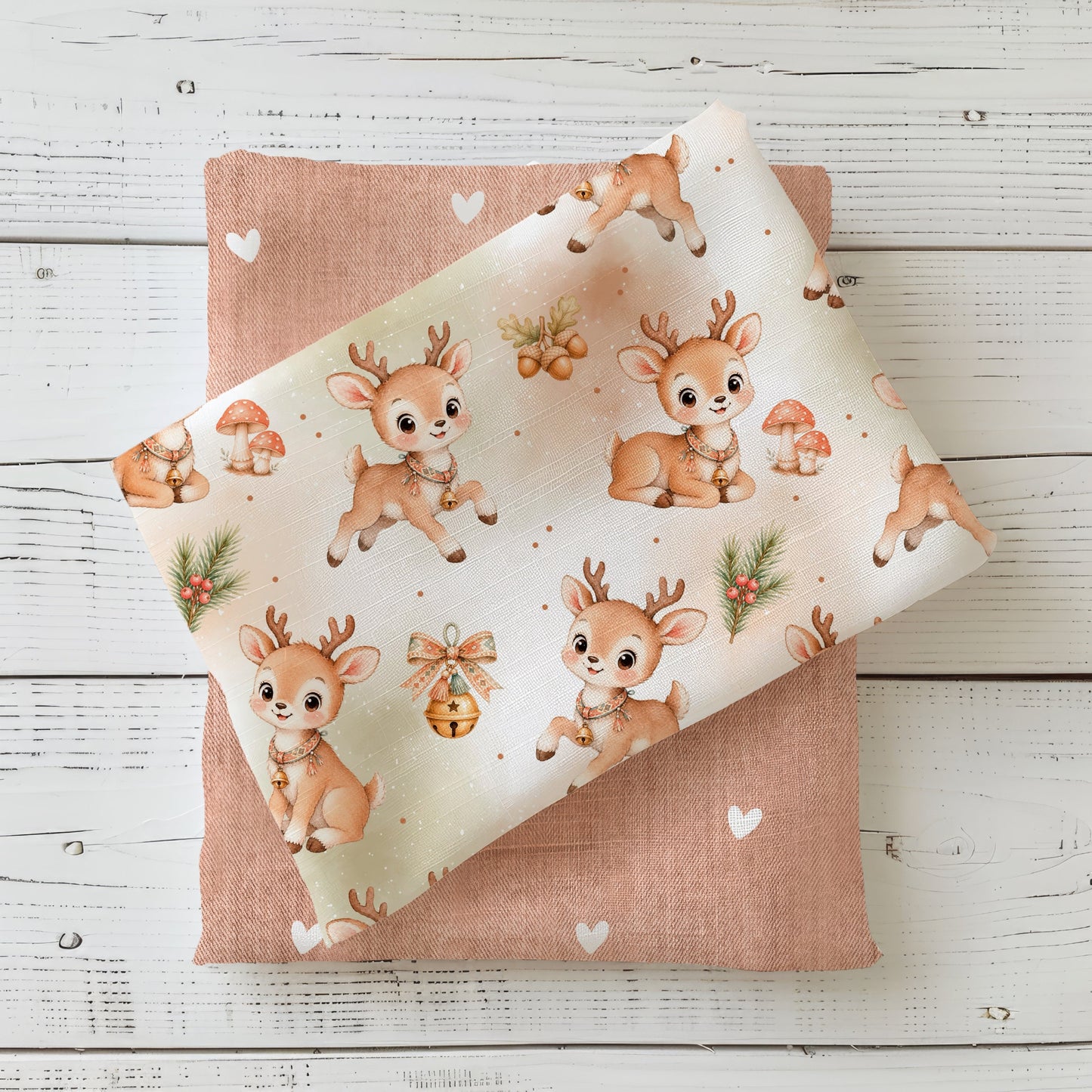 Stoff „Winterliche Rehfreunde“ mit niedlichen Rehen und winterlichen Waldmotiven, kombiniert mit einem rostfarbenen Kombistoff mit weißen Herzen.