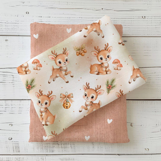 Stoff „Winterliche Rehfreunde“ mit niedlichen Rehen und winterlichen Waldmotiven, kombiniert mit einem rostfarbenen Kombistoff mit weißen Herzen.