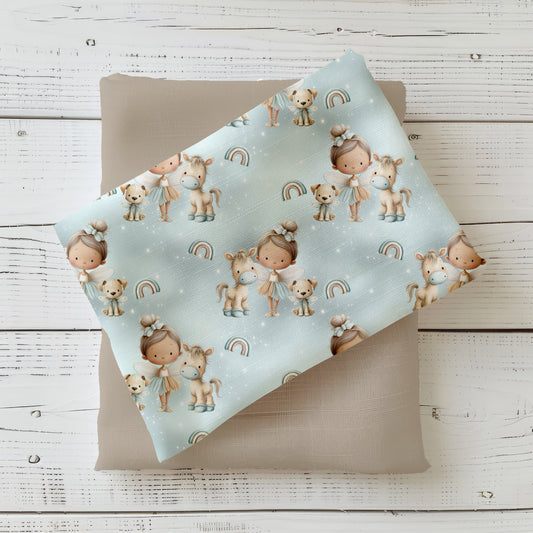 Gefalteter Stoff mit dem Design "zauberhafte Feenfreunde" mit Feen, Pony und Glitzersternen für Kindermode.