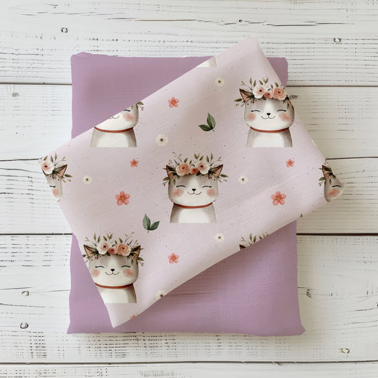 Gefalteter Stoff mit dem Design „Zauberhafte Mieze – rosa" – kindgerechter mit fröhlichem Katzenprint auf einem zarten rosa.