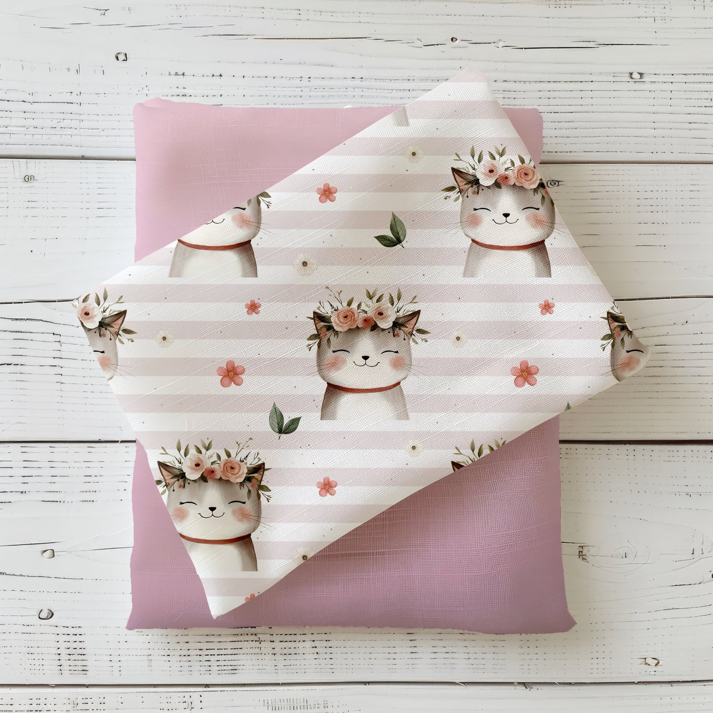 Gefalteter Stoff mit dem Design „Zauberhafte Mieze – rosa-weiß gestreift“ – kindgerechter mit fröhlichem Katzenprint und Streifen.