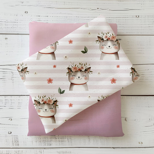 Gefalteter Stoff mit dem Design „Zauberhafte Mieze – rosa-weiß gestreift“ – kindgerechter mit fröhlichem Katzenprint und Streifen.