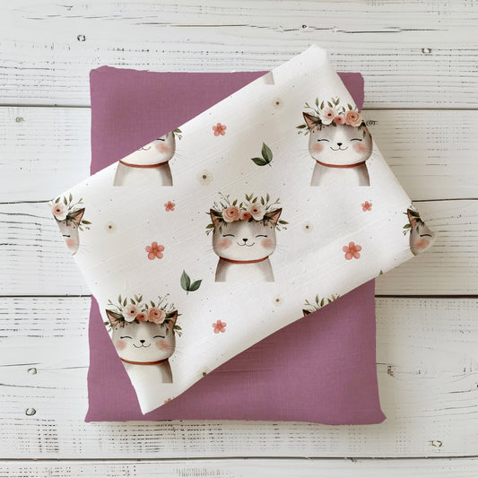 Gefalteter Stoff mit dem Design „Zauberhafte Mieze – weiß" – kindgerechter mit fröhlichem Katzenprint.