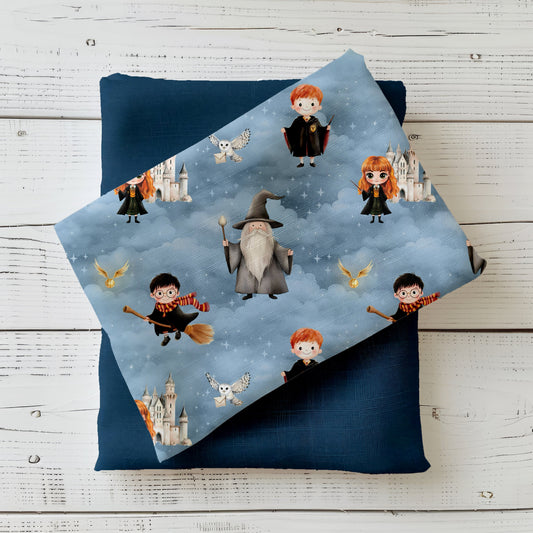 Abenteuerlicher Stoff mit kleinen Zauberern & Eule – perfekt für Baby- & Kinderkleidung.