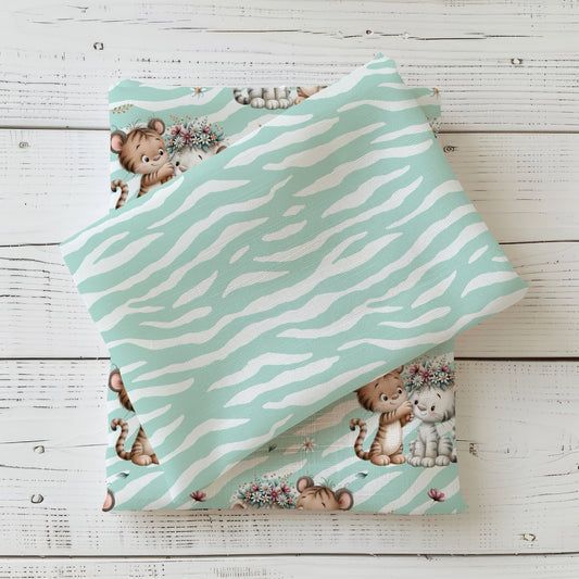 Kombistoff „Zebrastreifen Mint“ mit weißen Streifen, zusammen mit dem passenden Hauptdesign mit Tigerfreunden und Blumen.