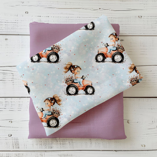 Kinderstoff „Traktormädchen“ – Mädchen auf roséfarbenem Traktor auf mintblauem Grund mit Sternchen & Blümchen, kombiniert mit mauve Uni (Jersey/French Terry)
