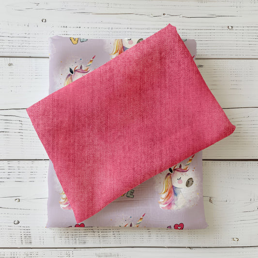 Gefalteter Denim Pink Kombistoff auf hellem Untergrund – ideal für Kleidung.