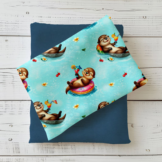 Stoffdesign "Süßer Otter" mit niedlichen Ottern in Schwimmringen oder auf dem rückenschwimmend mit Getränk in der Hand auf hellblauem Untergrund