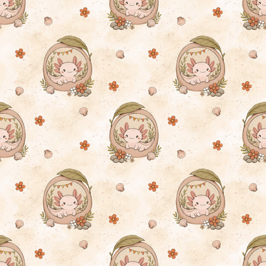 Detailansicht des Stoffdesigns Axolotlträumchen Creme mit kleinen Axolotl, Blüten und Muscheln auf cremefarbenem Hintergrund