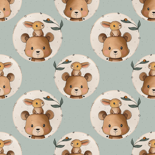 Nahtloses Muster mit Bär und Hase in zarten Naturtönen mit Blättern und Herzdetails