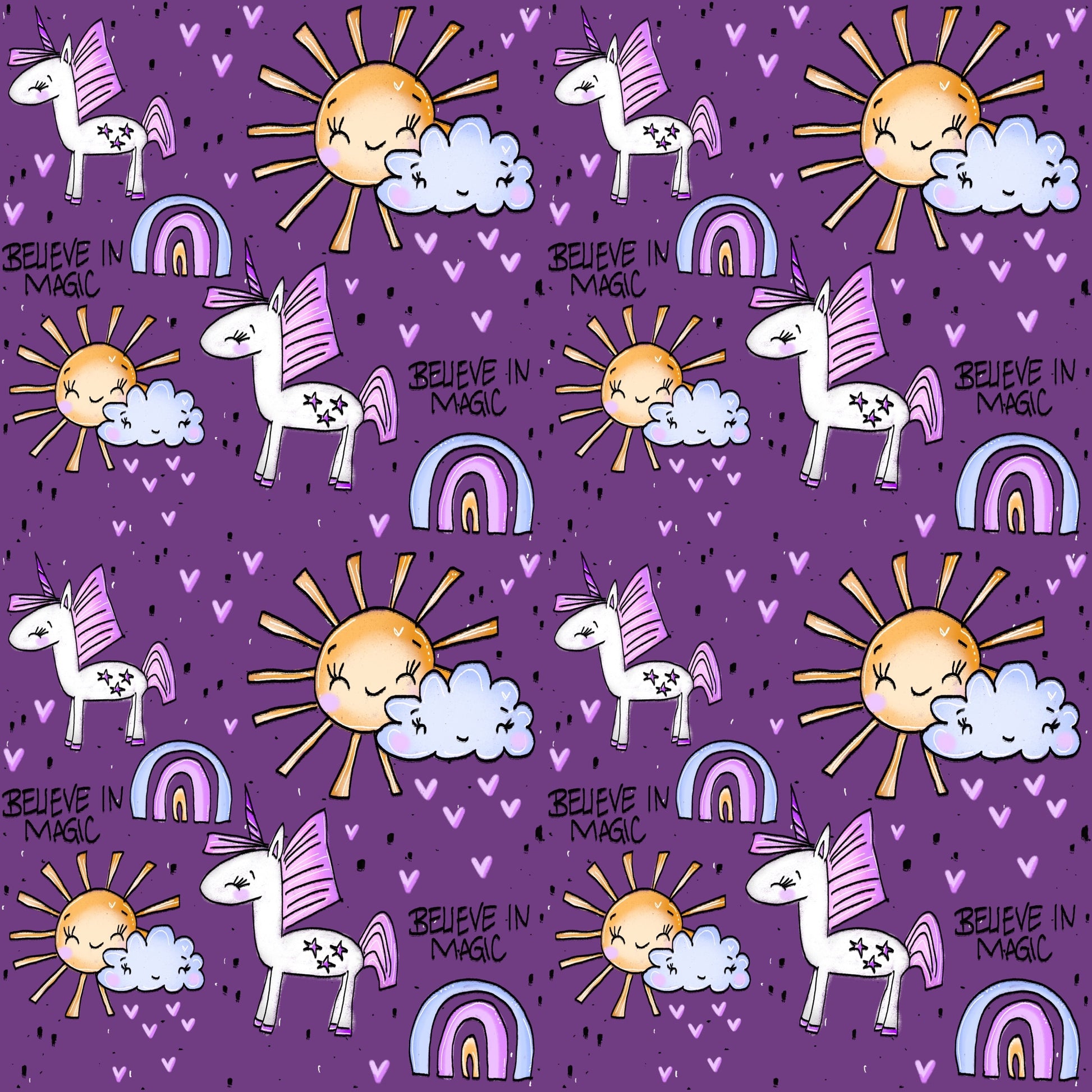 Stoffkachel „Believe in Magic – Einhorn“: nahtloses Muster auf lila Hintergrund mit wiederholten weißen Einhörnern, rosa-lila Regenbögen, gelber Sonne mit Wolke, kleinen Herzchen und dem Lettering „Believe in Magic“.