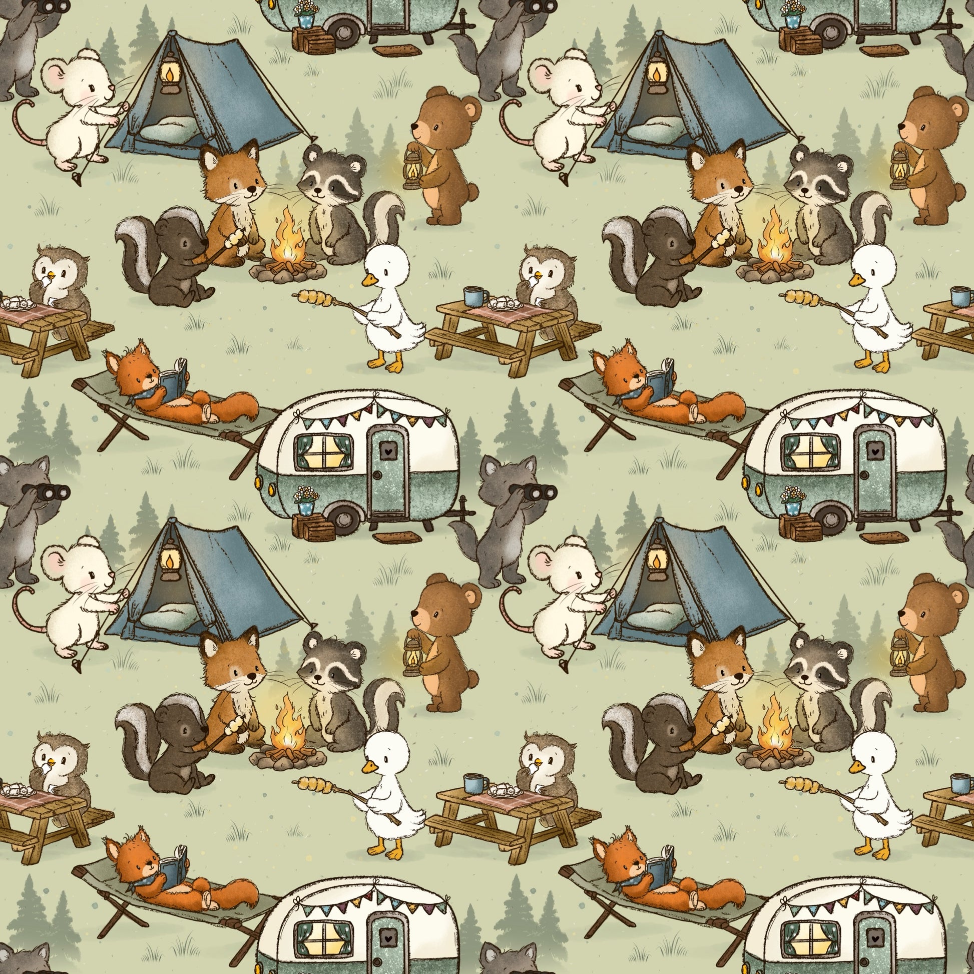 Nahtloses Stoffdesign mit niedlichen Waldtieren in einer Camping-Szenerie. Mehrere Tiere wie Fuchs, Waschbär, Bär, Maus und Ente sind in verschiedenen kleinen Szenen dargestellt. Einige sitzen gemeinsam an einem Lagerfeuer und rösten Marshmallows, während andere in einem Liegestuhl entspannen oder an einem kleinen Picknicktisch sitzen. Im Hintergrund sind Zelte, ein Wohnwagen mit Dekoration und stilisierte Bäume zu sehen. Die Farbgestaltung besteht aus sanften Grün-, Beige- und Brauntönen und vermittelt ein
