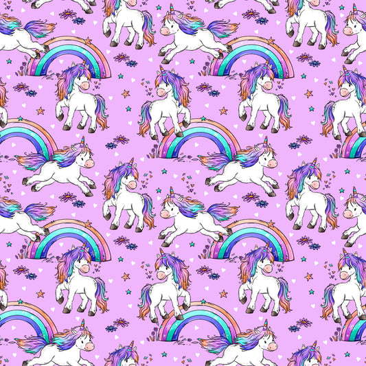 Einhorntraum Stoffdesign mit weißen Einhörnern, bunten Mähnen, Regenbögen, Sternen und Blüten auf lilafarbenem Hintergrund