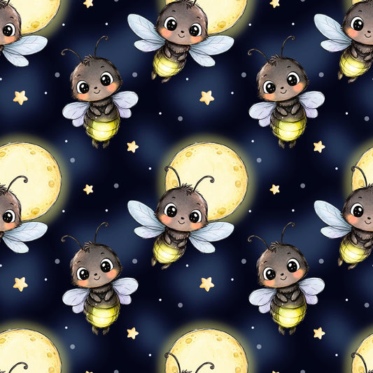 Nahtloses Stoffdesign „Glühwürmchen im Mondschein“ mit niedlichen leuchtenden Glühwürmchen, Vollmond und kleinen Sternen auf dunkelblauem Nachthimmel.