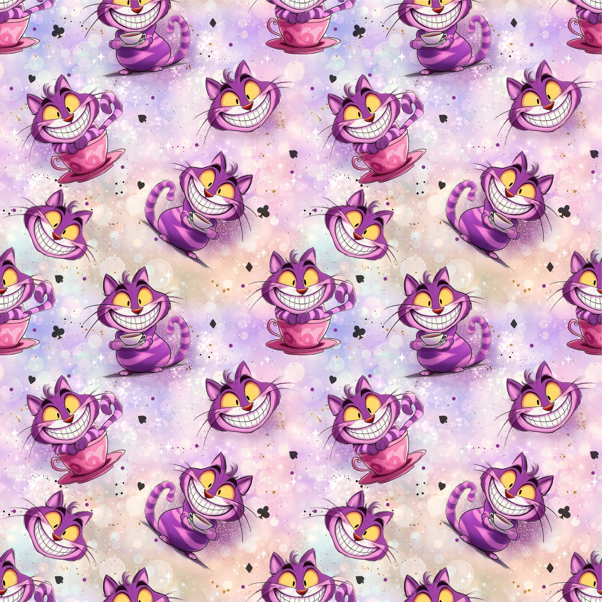 Stoffkachel „Der Grinsekater“: nahtloses Muster mit grinsender lilafarbener Katze, Teetassen, ♠︎♣︎-Symbolen und zartem Bokeh; gleichmäßig wiederholt in Lila-, Pink- und Pastelltönen.