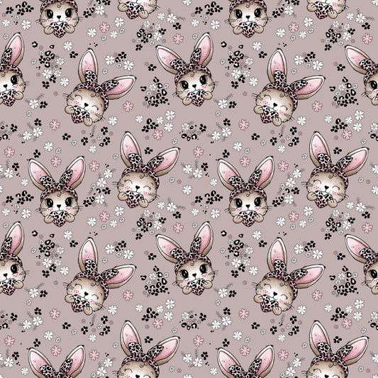 Nahtloses Muster mit süßen Häschen, floralen Elementen, Pfötchenspuren und dezenten Leo-Details in sanfter Farbpalette.