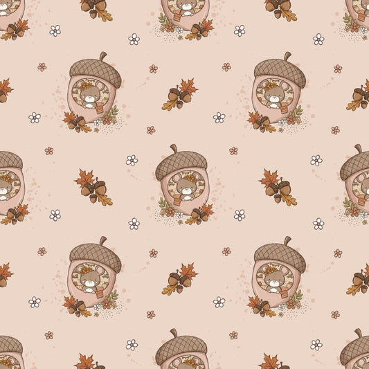 Nahtloses Stoffdesign „Herbstmaus Blümchen“ mit einer Maus samt Blumenkranz im Eichelhäuschen sowie Blümchen, Eicheln und Herbstblättern auf rosafarbenem Hintergrund.