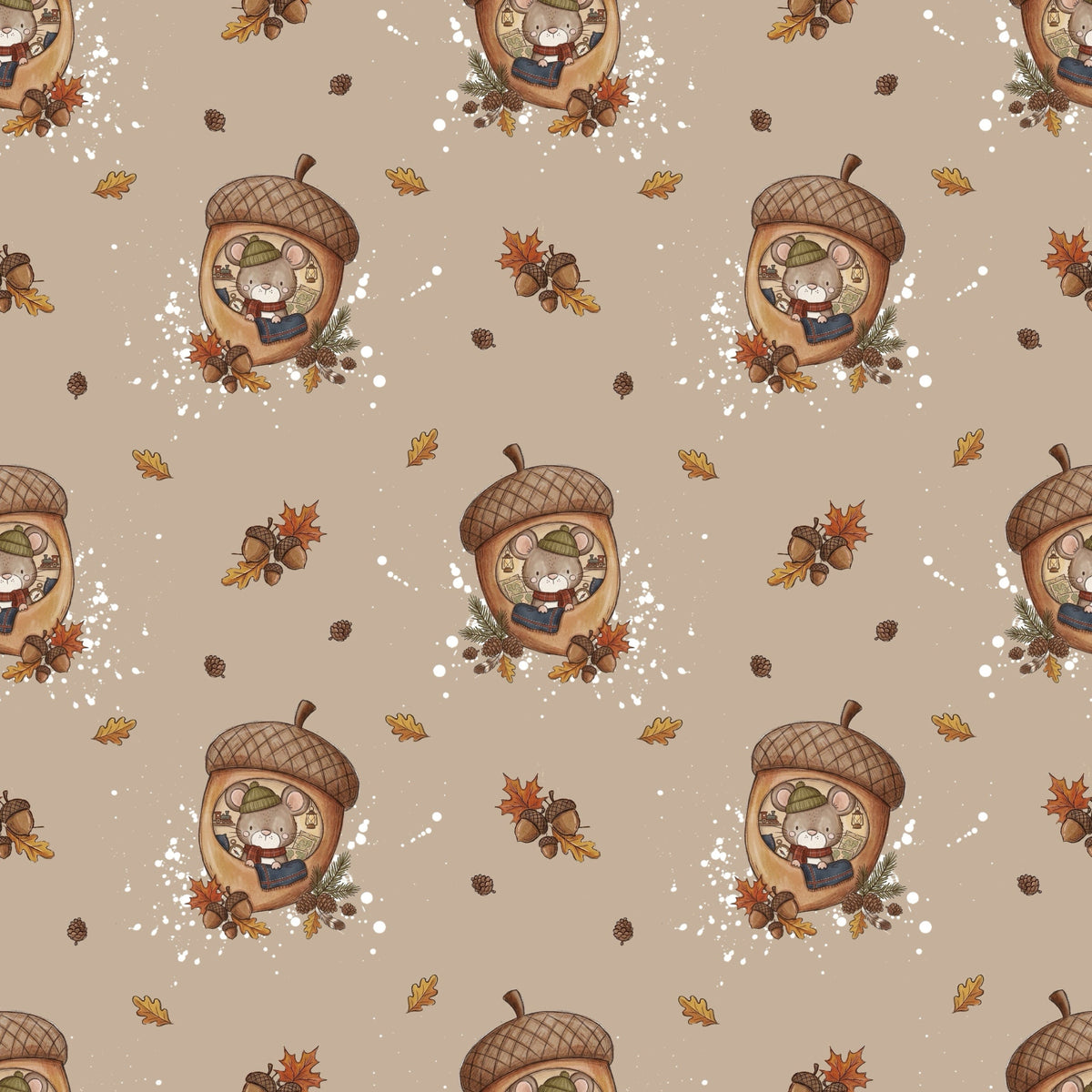 Nahtloses Stoffdesign „Herbstmaus“ mit einer niedlichen Maus im Eichelhäuschen sowie Herbstblättern, Eicheln und Tannenzapfen auf beigem Hintergrund.