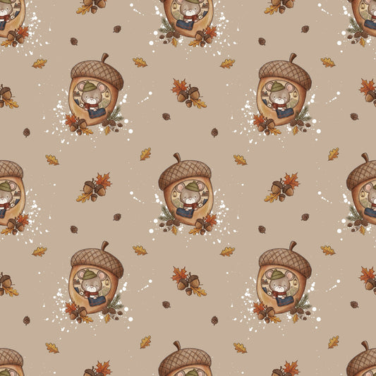 Nahtloses Stoffdesign „Herbstmaus“ mit einer niedlichen Maus im Eichelhäuschen sowie Herbstblättern, Eicheln und Tannenzapfen auf beigem Hintergrund.