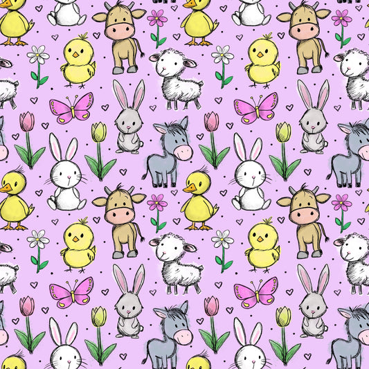 Hofzauber Flieder Stoffmuster mit niedlichen Bauernhoftieren, Blumen und Herzchen auf fliederfarbenem Hintergrund