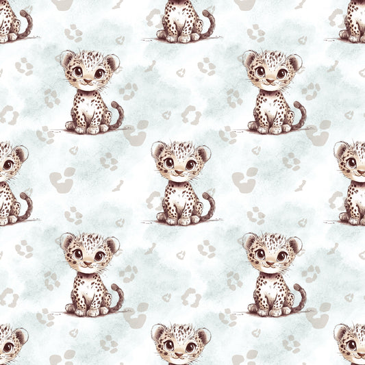 Stoffkachel „Kleiner Leopard“ mit Leoparden-Babys und Pfotenabdrücken in zarten Beige- und Minttönen in Aquarelloptik.