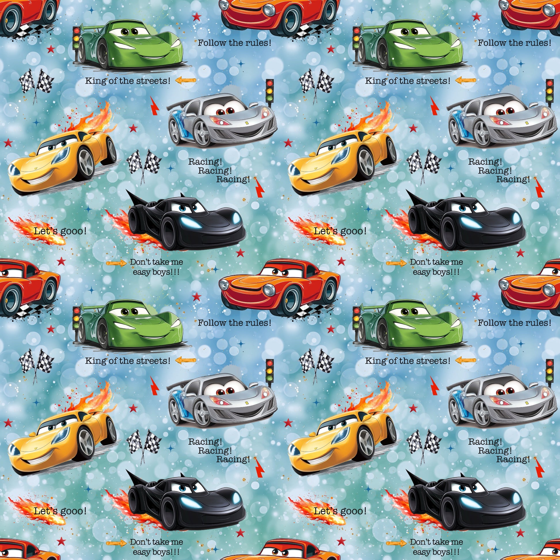 Rennwagen-Stoff „Let’s Go!!“ als Kachelansicht – bunte Autos, Flaggen, Ampeln und Sprüche auf hellblauem Bokeh-Hintergrund.