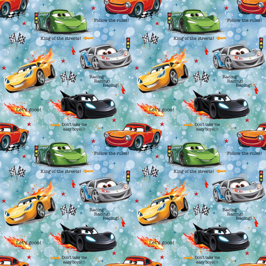 Rennwagen-Stoff „Let’s Go!!“ als Kachelansicht – bunte Autos, Flaggen, Ampeln und Sprüche auf hellblauem Bokeh-Hintergrund.