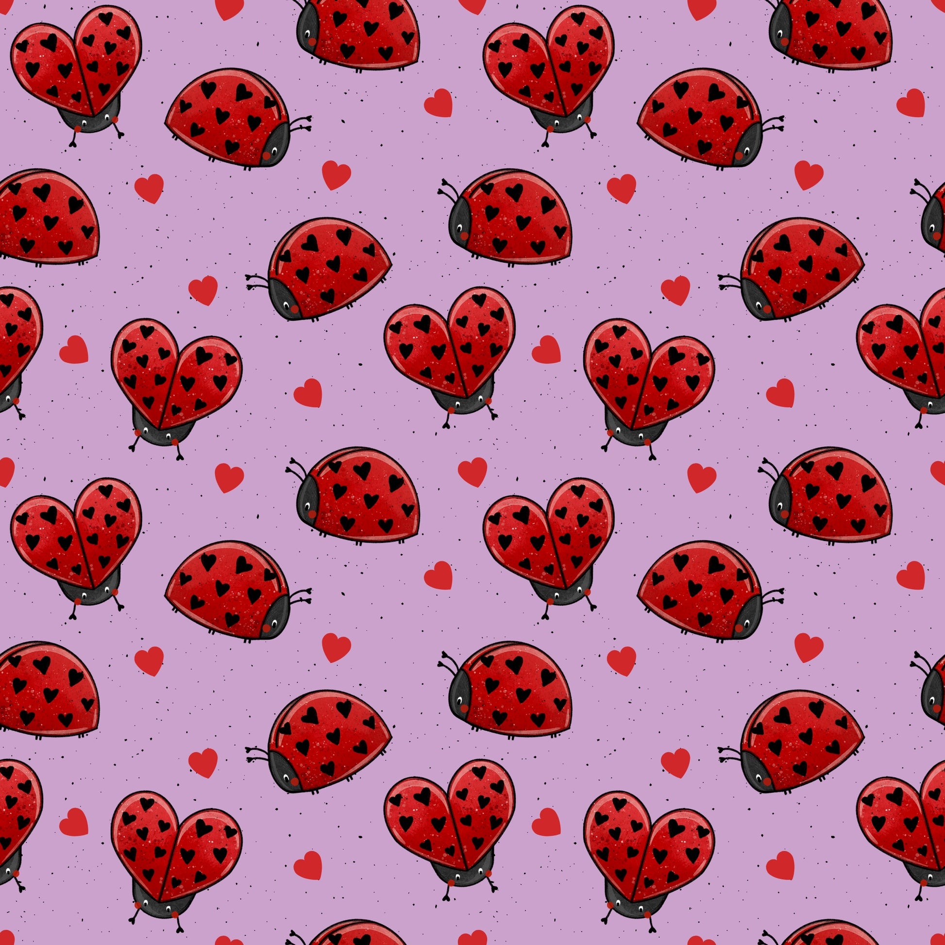Love Bug Muster mit Marienkäfern und Herzchen von Katzengold-Designs auf rosé-lilafarbenem Hintergrund.